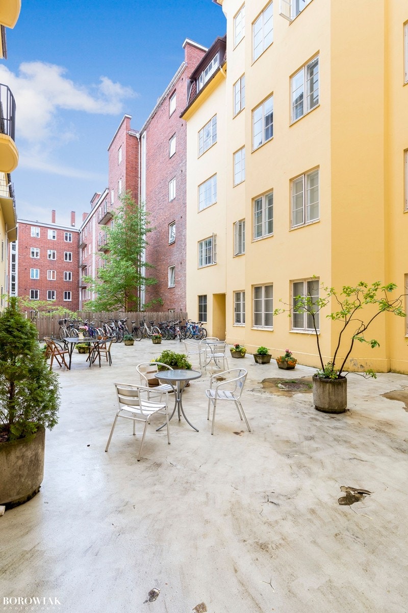 Tomten er pent opparbeidet med frodig forhage og indre gårdsrom med sittegrupper, sykkelstativ og beplantning. Galleribilde