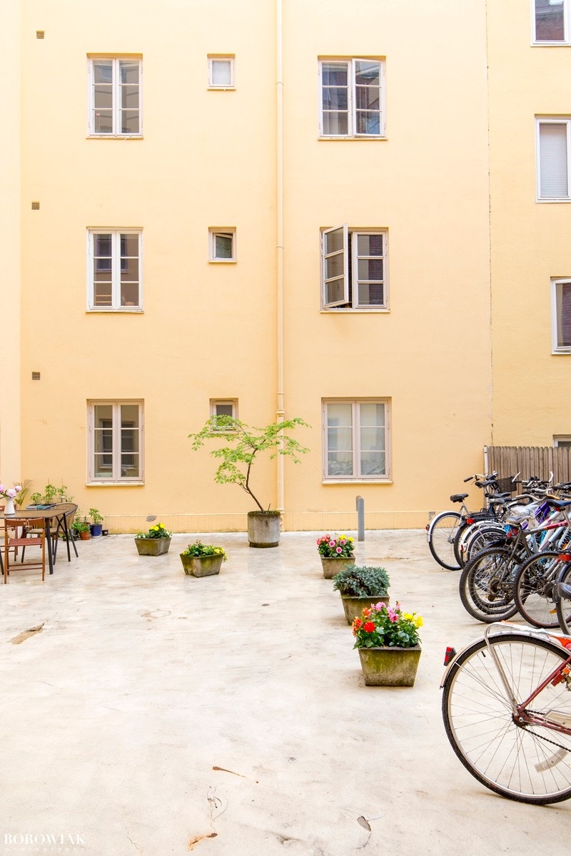 Tomten er pent opparbeidet med frodig forhage og indre gårdsrom med sittegrupper, sykkelstativ og beplantning. Galleribilde