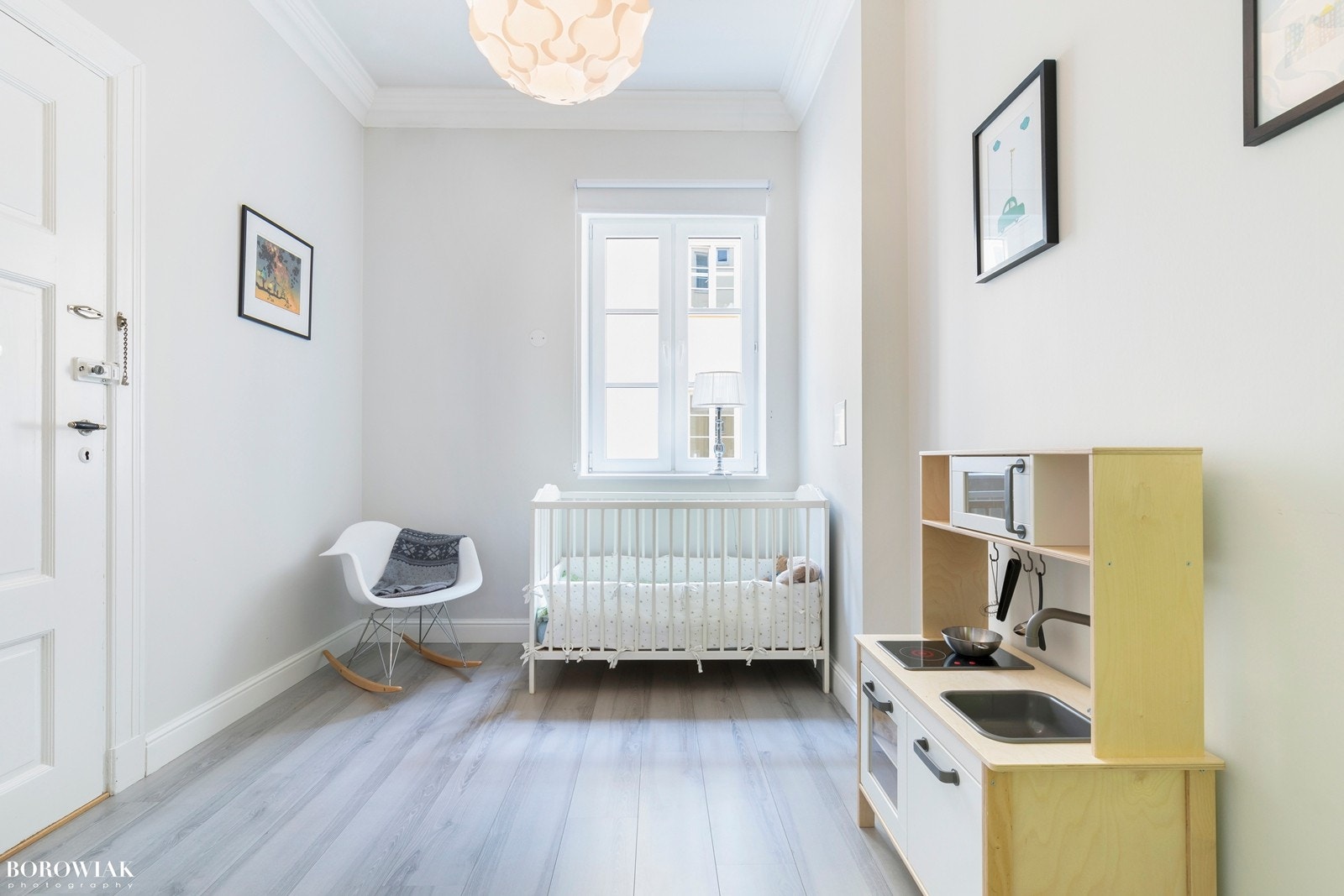 Soverom II vender også mot indre gårdsrom og med god størrelse på rommet egner det seg fint som barnerom eller kontor i kombinasjon med gjesterom. Galleribilde