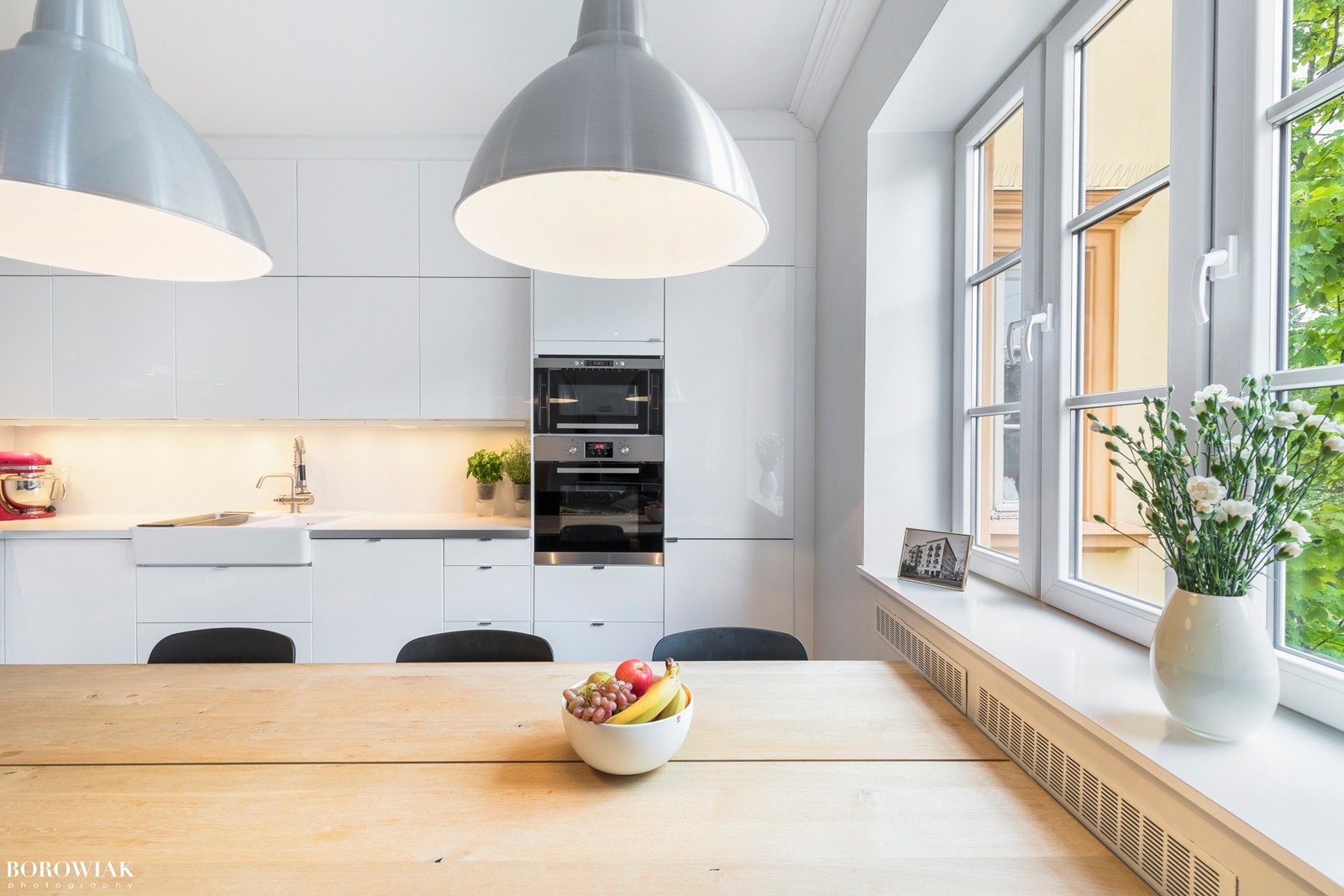 Et godt utstyrt kjøkken med integrert stekeovn i praktisk ståhøyde, mikro, induksjonstopp og grill, oppvaskmaskin, samt kjøl og fryseskap. Galleribilde