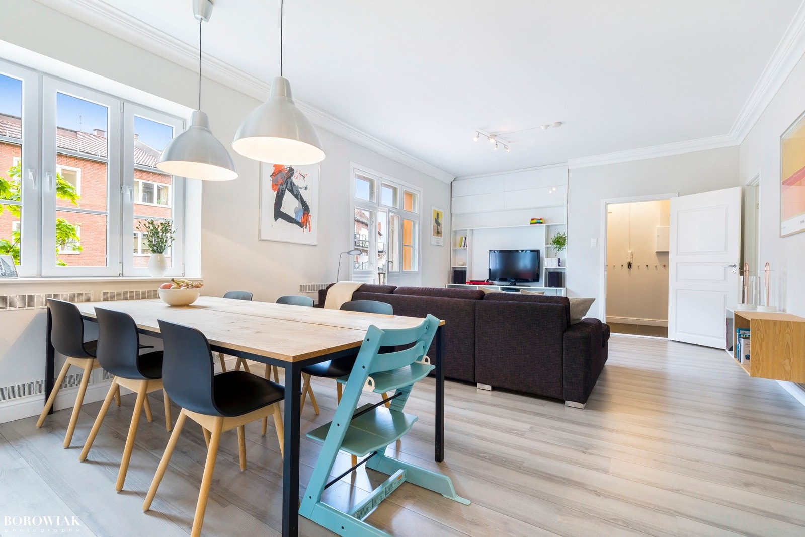 Store vindusflater gir godt med naturlig lys inn i leiligheten. Galleribilde