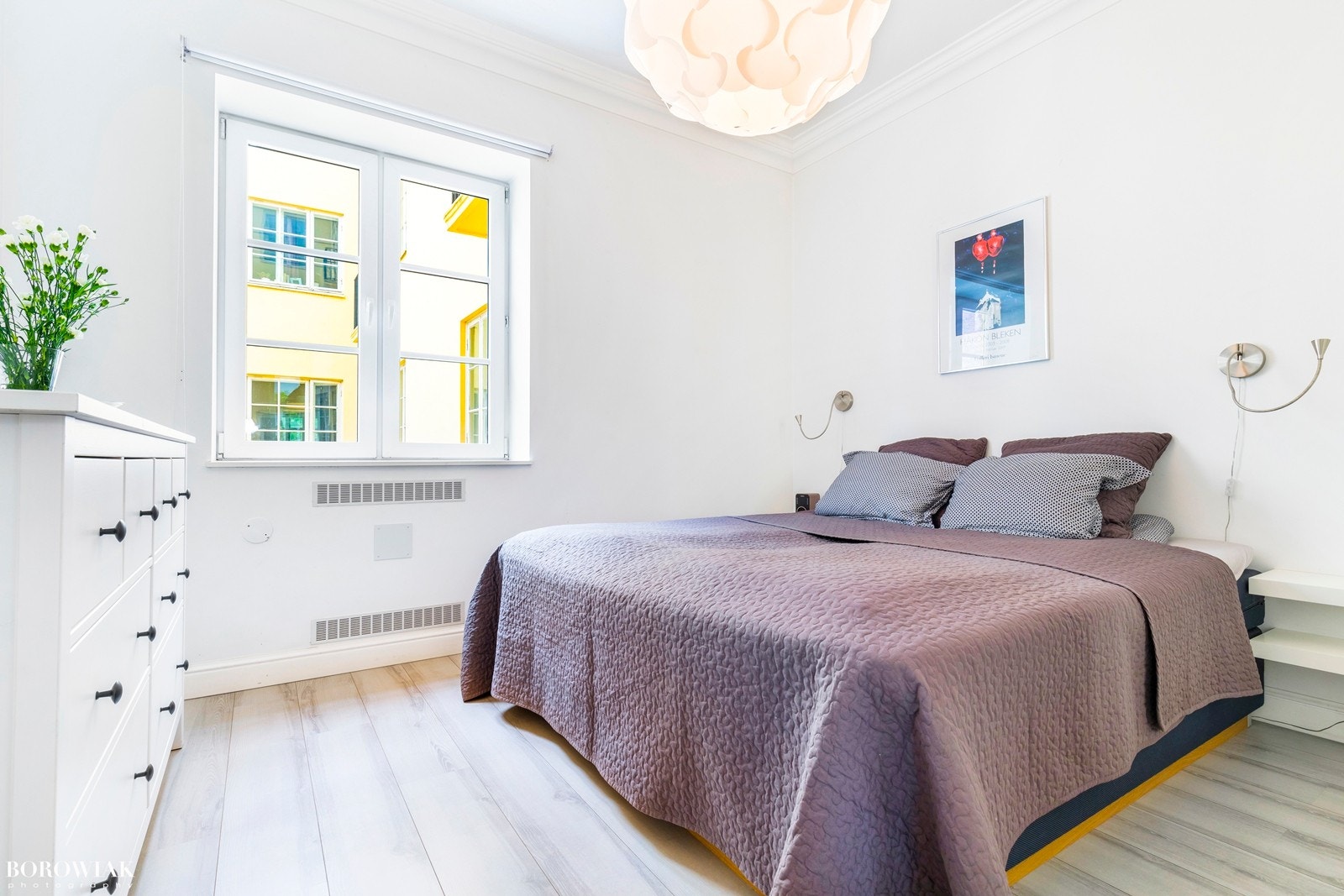 Et lunt og romslig hovedsoverom som vender ut mot indre gårdsrom. Galleribilde