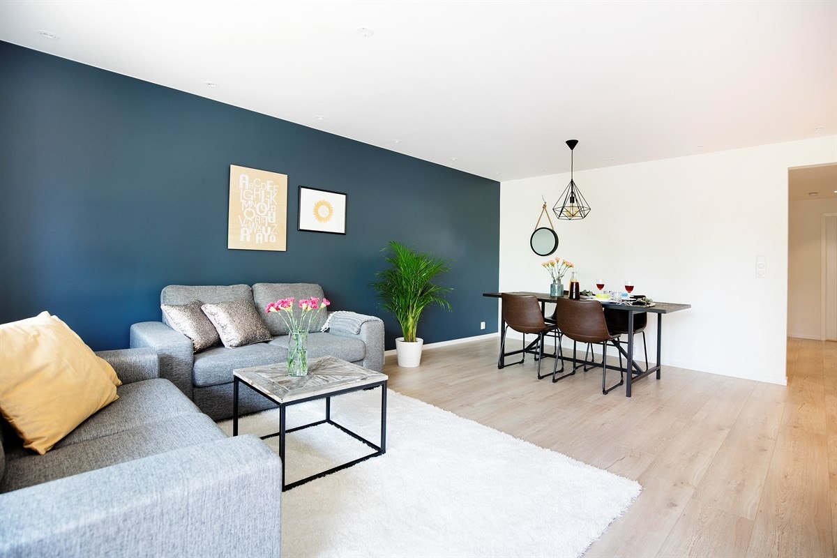 Stuen har god plass for sofaløsning med tilhørende møblement og spisebord Galleribilde