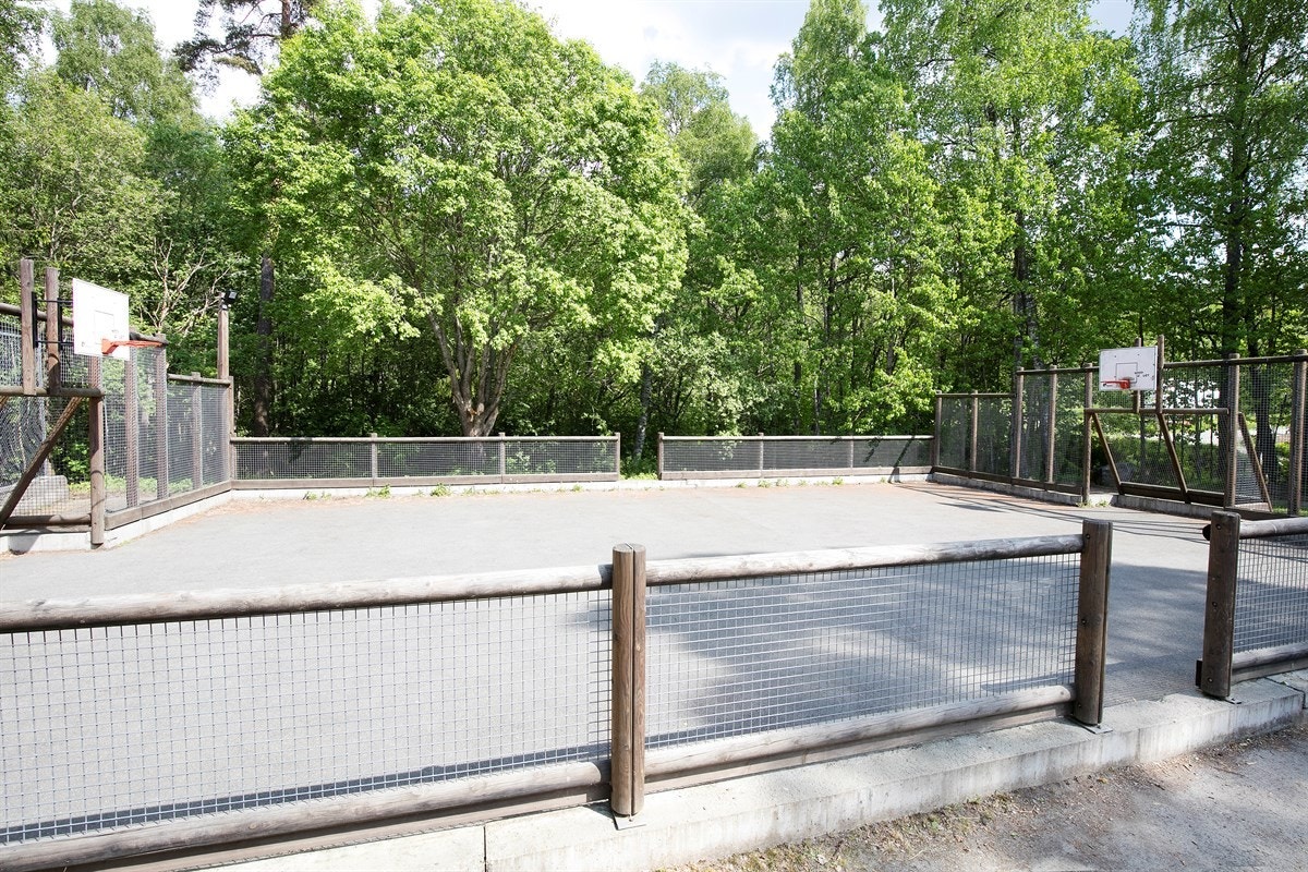 Området har nærhet til skoler, barnehager, offentlig kommunikasjon, samt et rikt utvalg av fasiliteter og servicetilbud Galleribilde