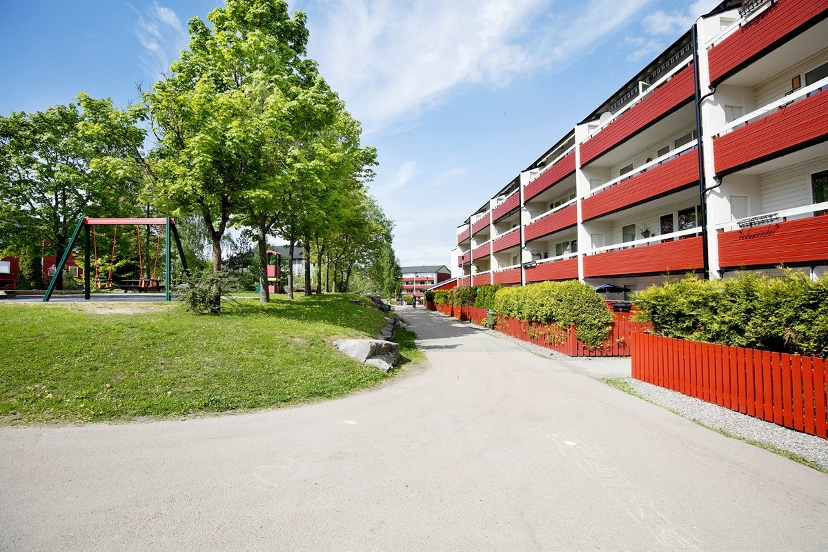 Felleseiendommen er dels naturtomt og dels pent opparbeidet med velpleide gressplener og frodig beplantning, samt lekeapparater og felles sittegrupper for et sosialt miljø Galleribilde