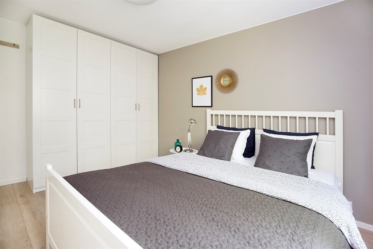 Soverommet har rikelig med garderobeplass Galleribilde