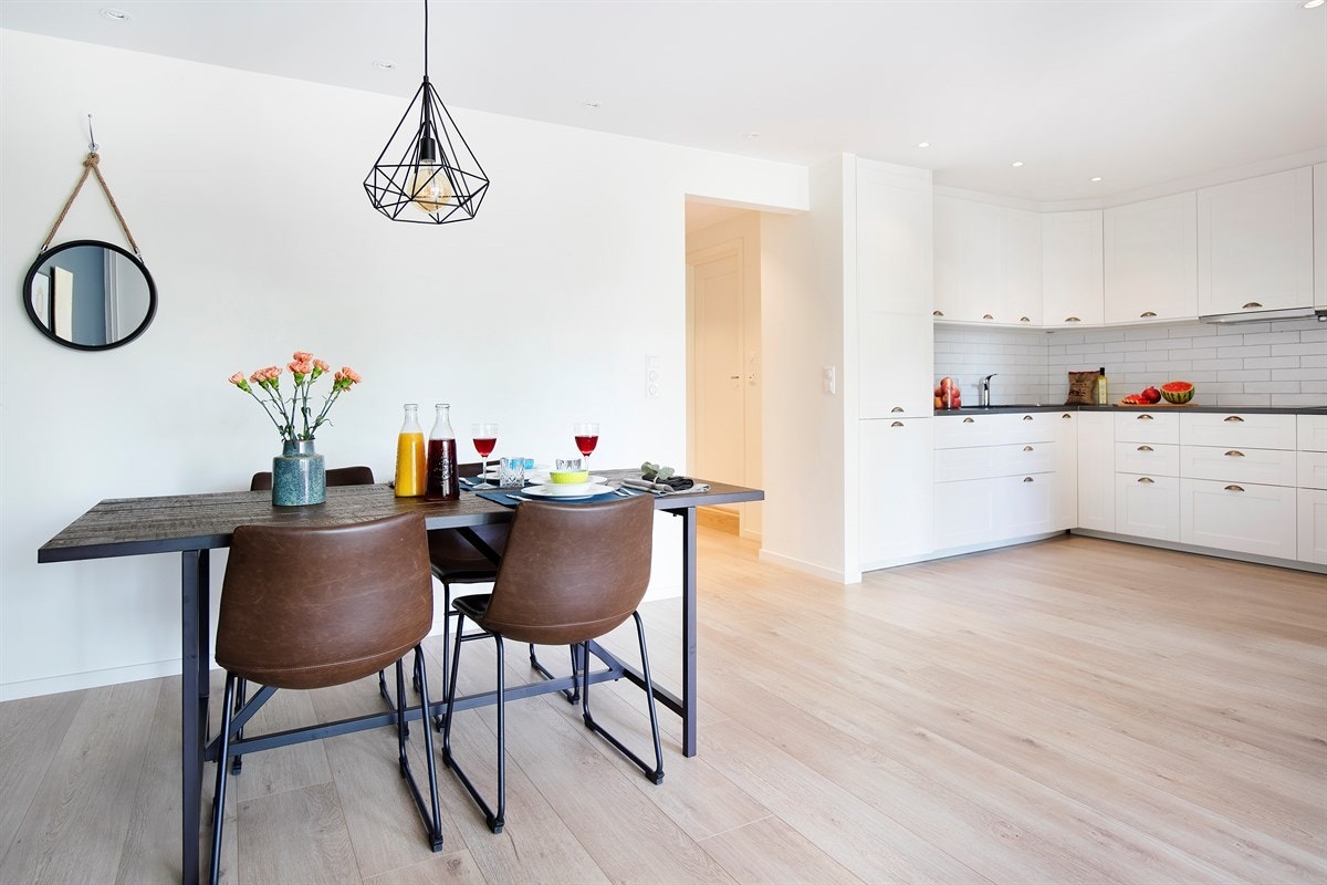 Åpen løsning med et elegant, nyere Ikea-kjøkken fra 2015. Galleribilde