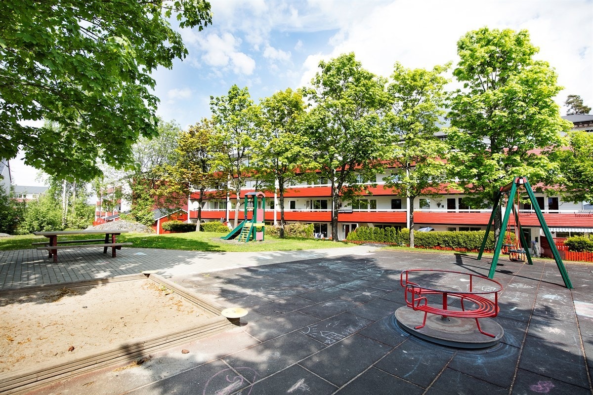 Boligen ligger i et trafikkstille og svært barnevennlig bomiljø Galleribilde