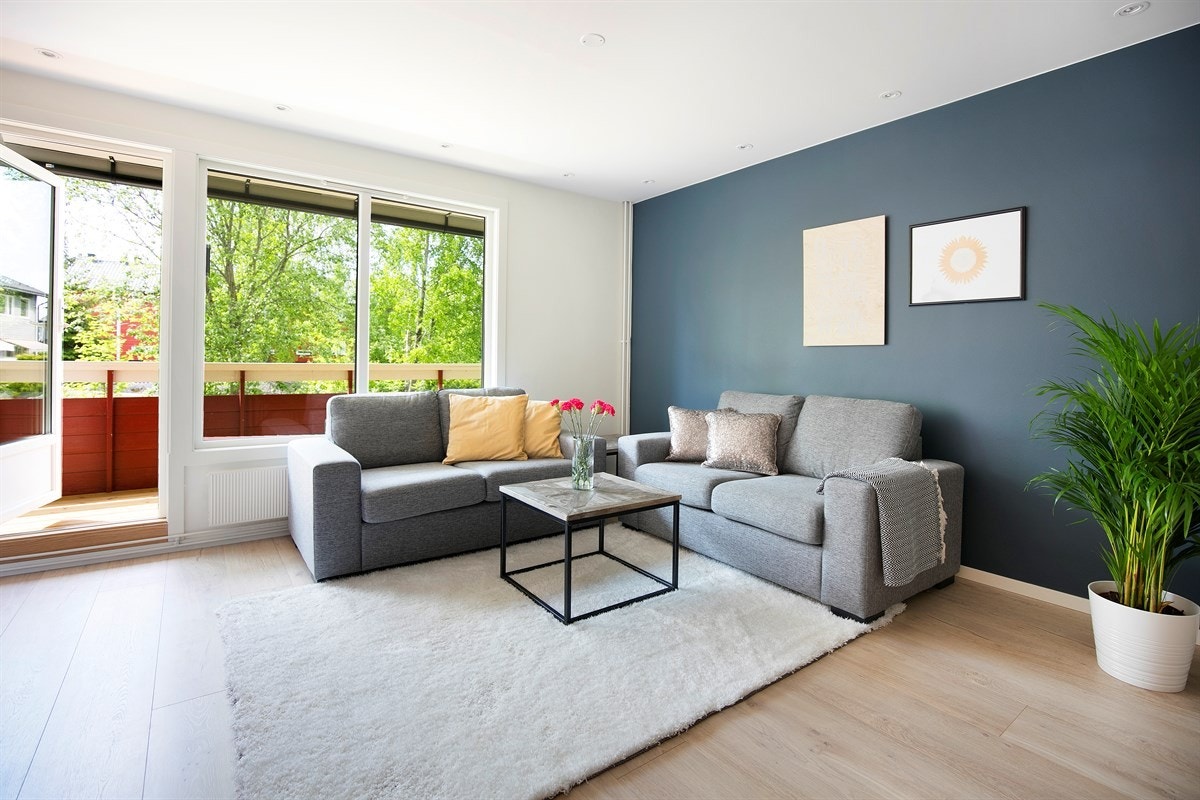 Leiligheten har utgang fra stuen til en lun, overbygd og vestvendt balkong på ca. 10,5 kvm, fra 2013 Galleribilde