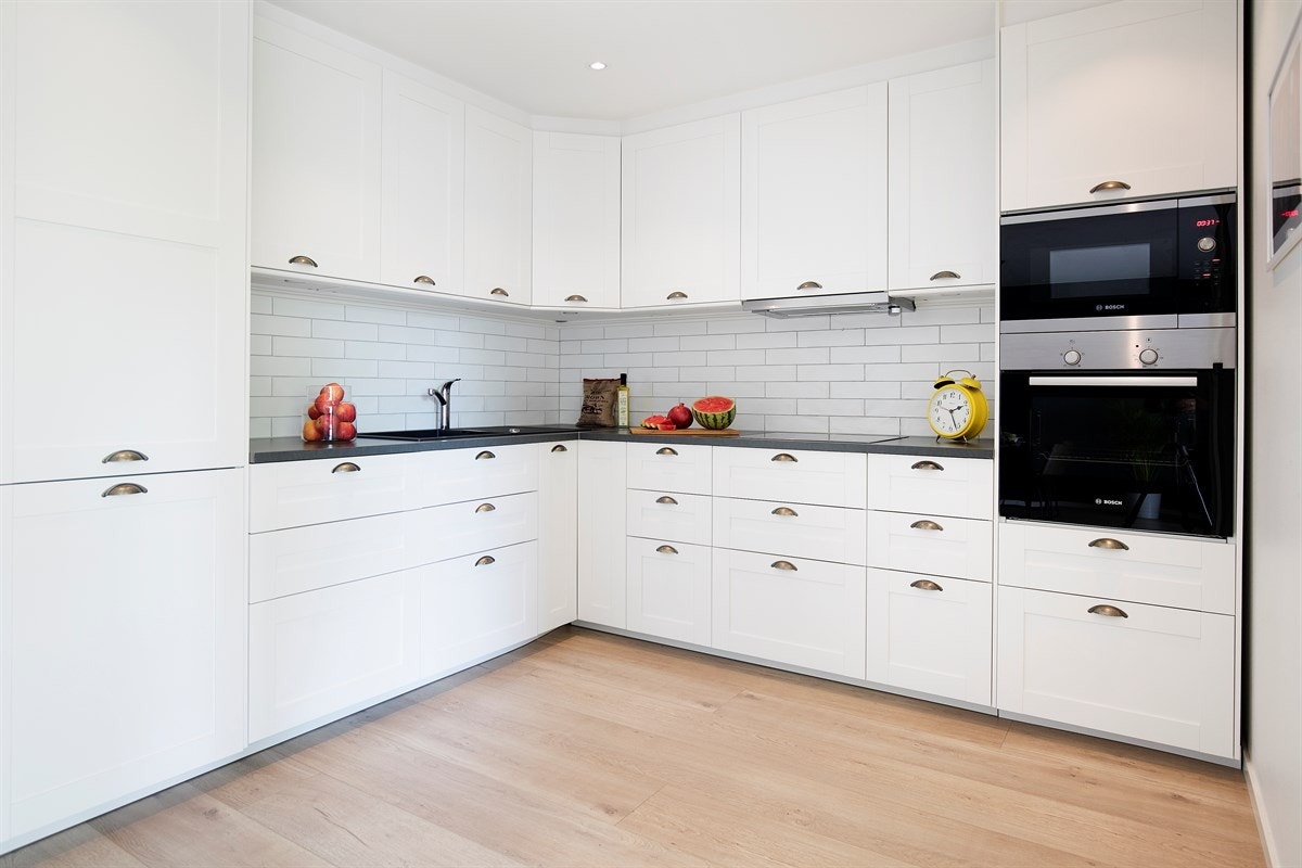 Kjøkkenet har integrert stekeovn, mikrobølgeovn, keramisk topp, kombinert kjøl/frys, oppvaskmaskin og ventilator Galleribilde