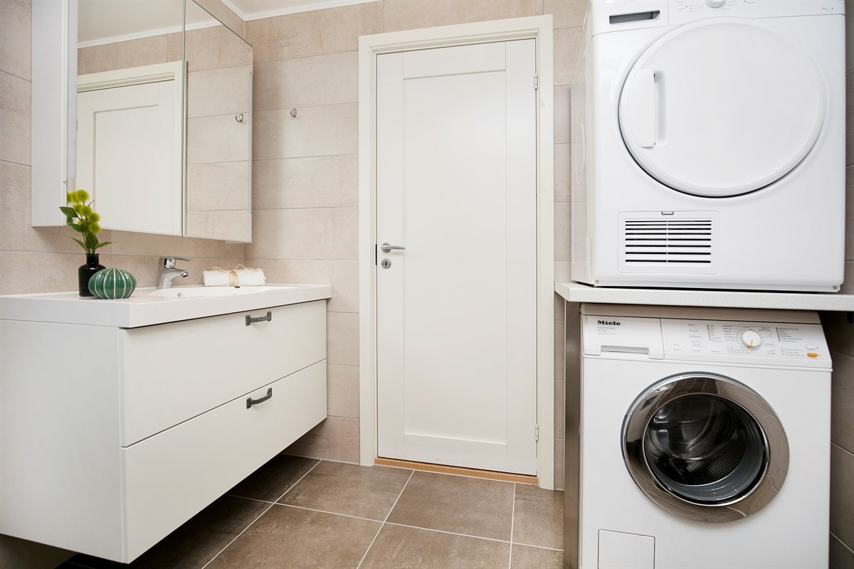 På badet er det opplegg for vaskemaskin og tørketrommel Galleribilde
