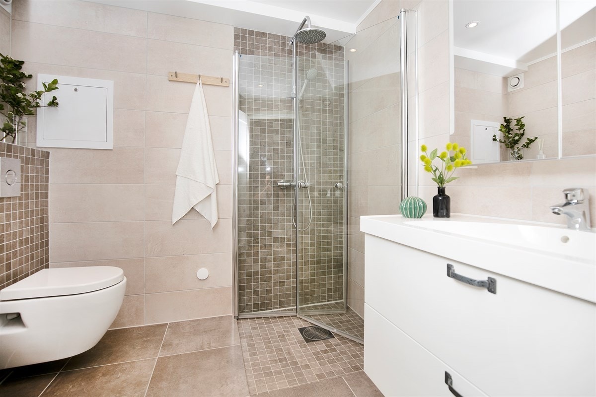 Leiligheten har et delikat bad som ble pusset opp i 2015/16 Galleribilde