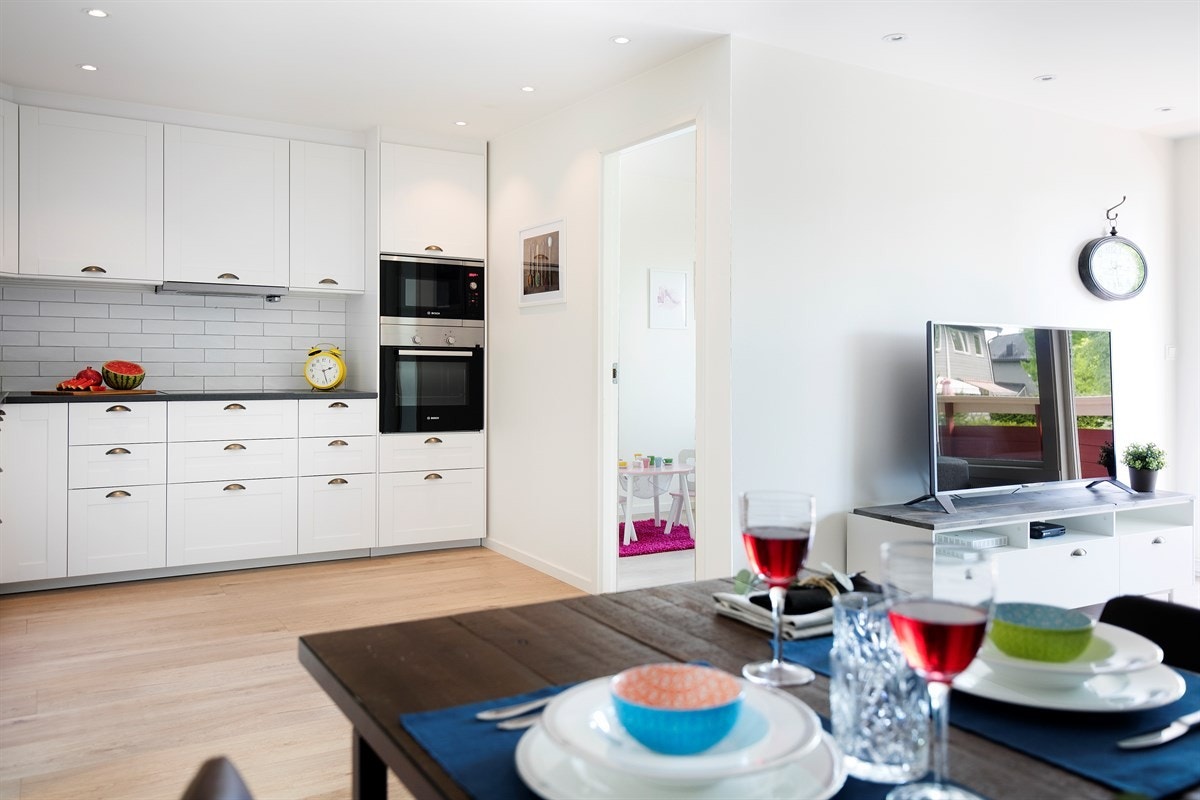 Det tidsmessige kjøkkenet er praktisk designet med god benke- og lagringsplass Galleribilde