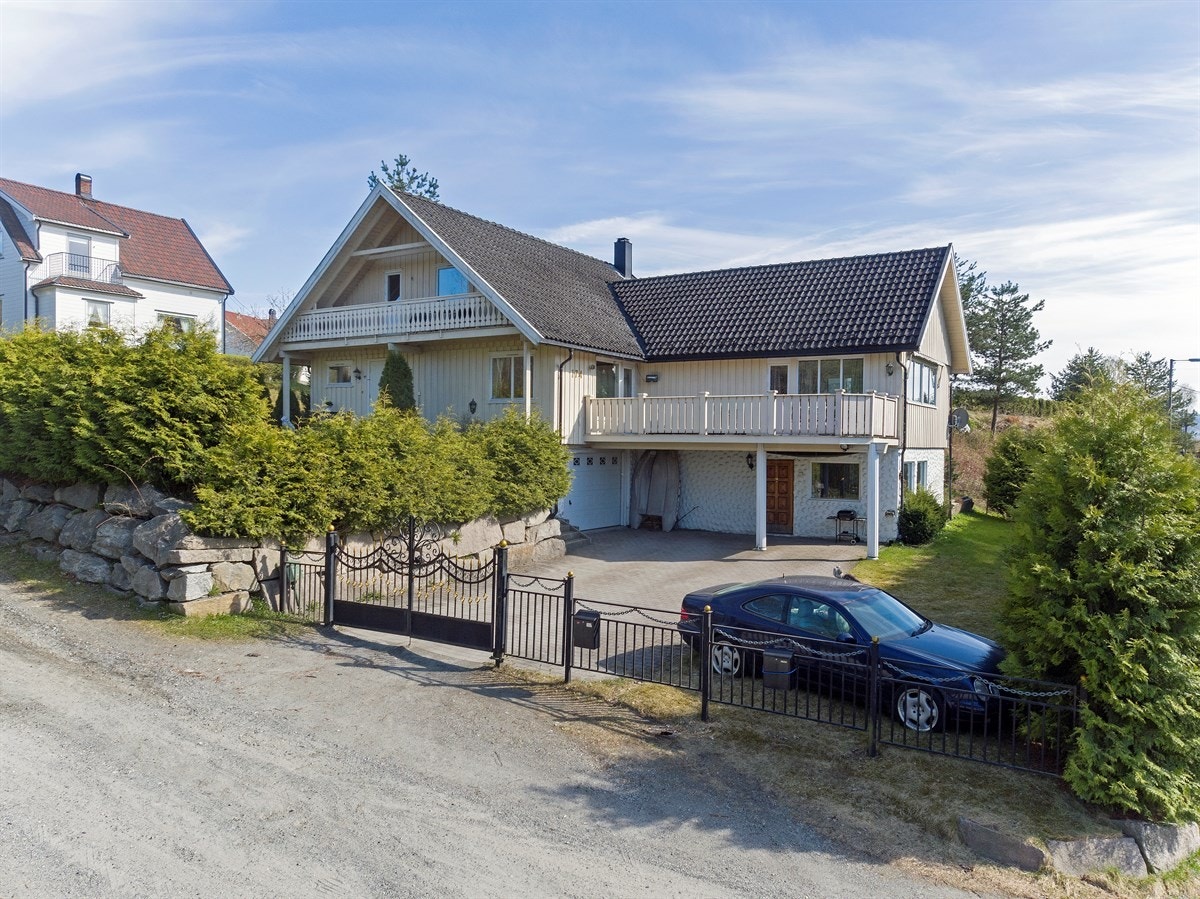 Eiendommen ligger i et rolig og solrikt område i Hokksund i Øvre Eiker kommune, med gangavstand til Hokksund sentrum. Galleribilde