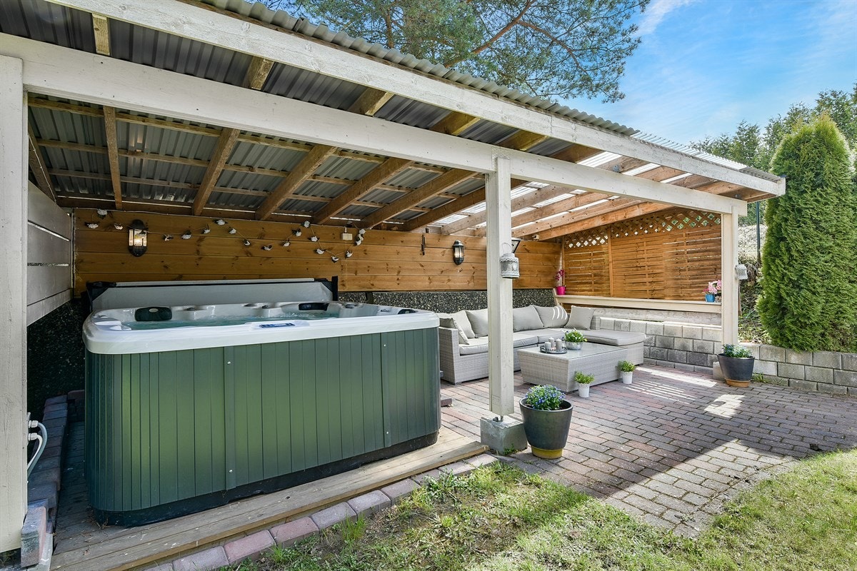 Uteplassen rommer en herlig jacuzzi. Galleribilde