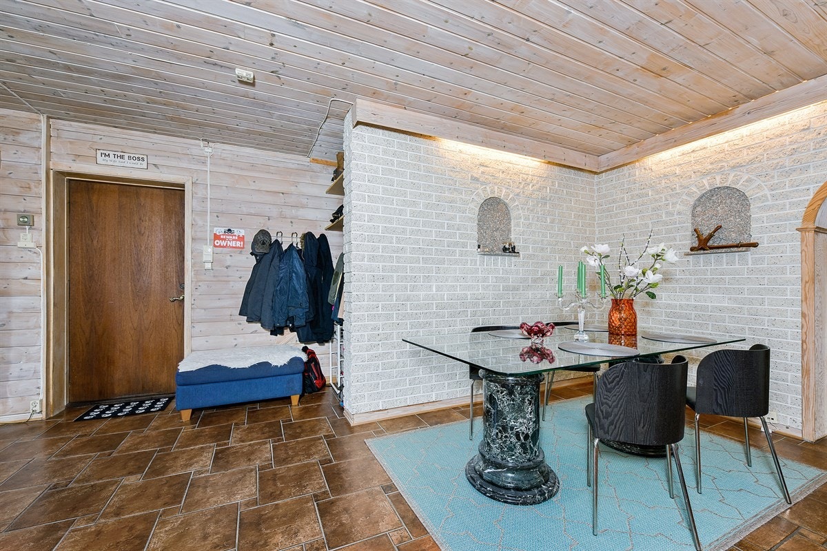 Stuen har god plass for både sofagruppe og spisebord. Galleribilde