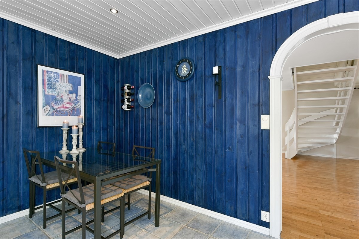 Det er god plass for spisebord i rommet. Galleribilde