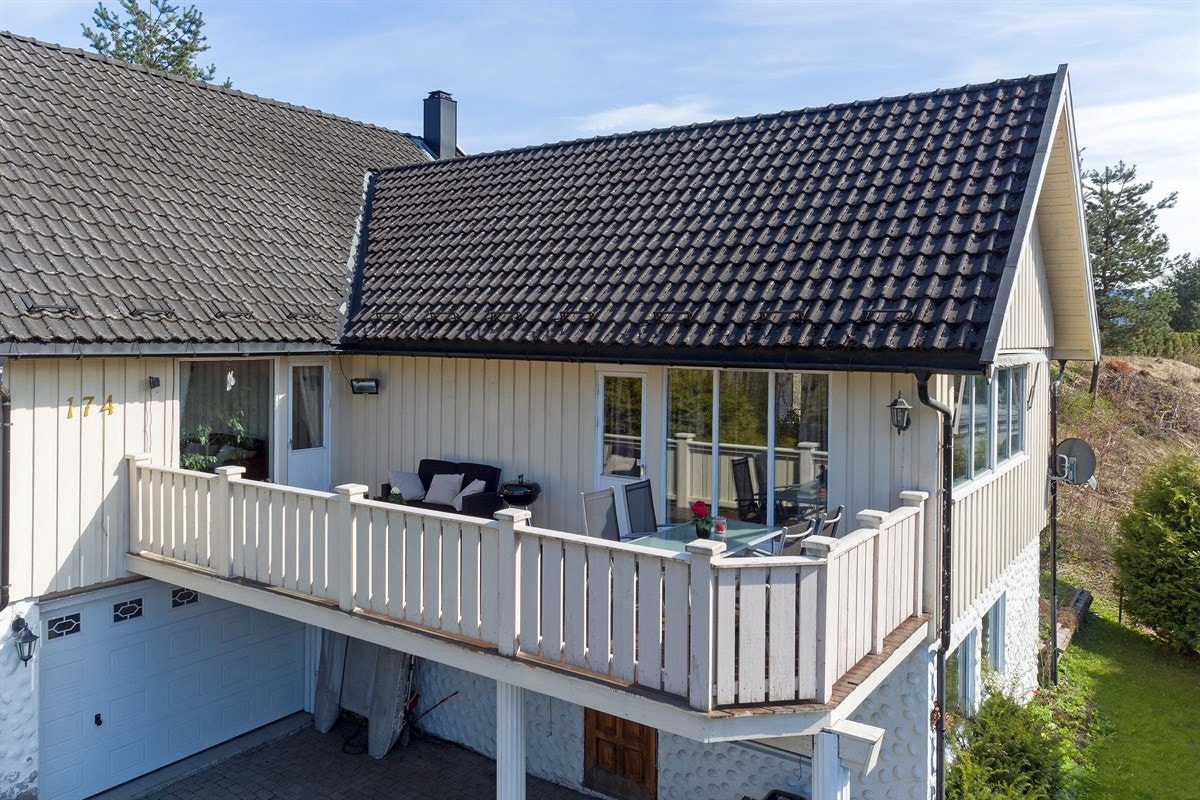 Fra den ene stuen er det utgang til er helig terrasse. Galleribilde