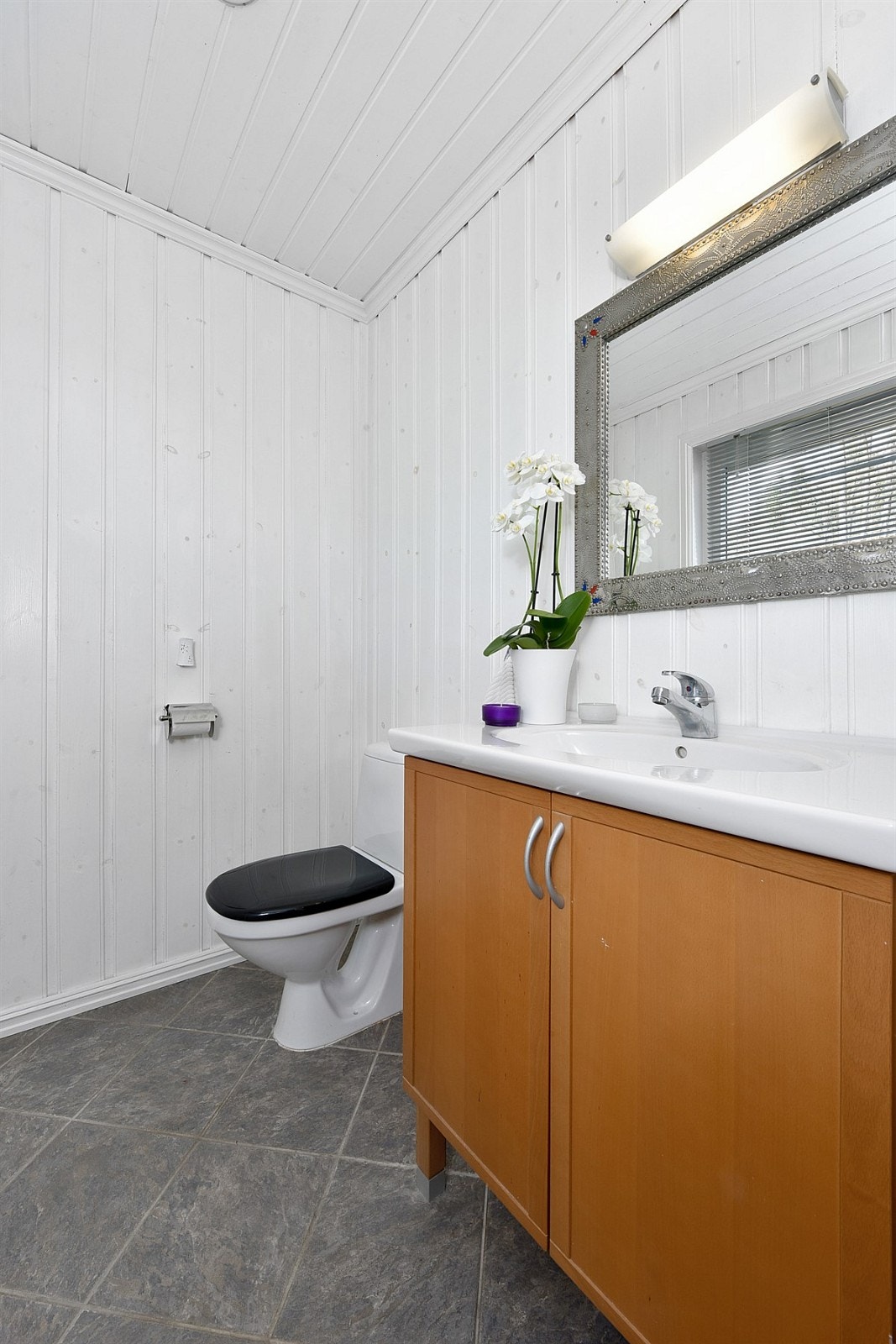 Separat wc ligger i boligens første etasje. Galleribilde