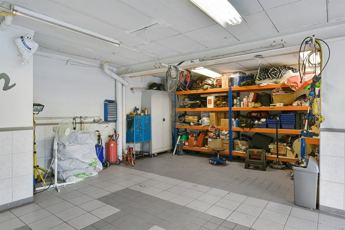 Det er god lagringsplass i garasjen. Galleribilde