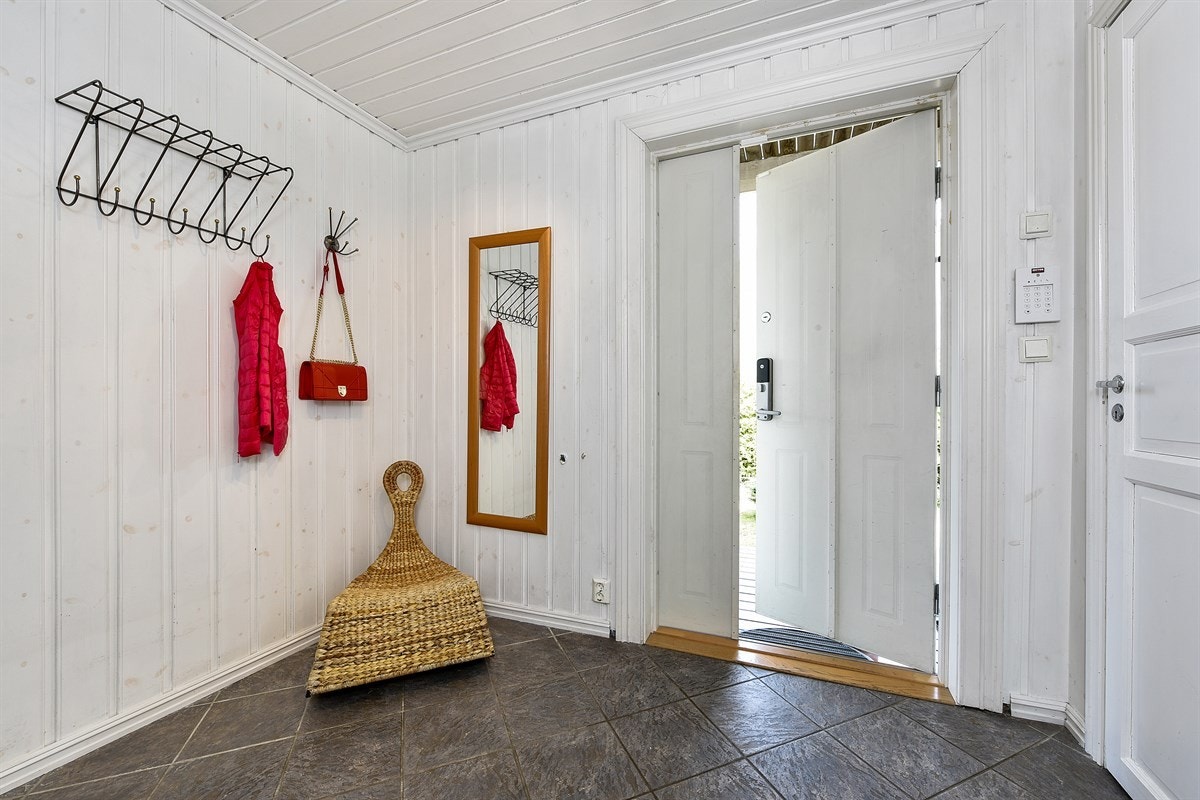 Entreen er romslig og har fine lysforhold, samt åpen himling med enkelte downlights. Galleribilde