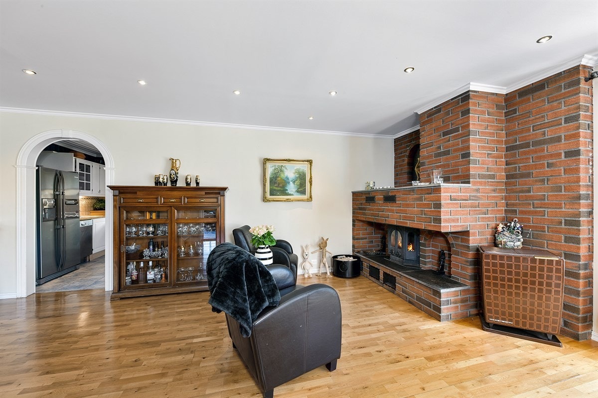 I den ene enden av rommet er det plass for sofamøblement, og den andre enden egner seg godt som spiseplass. Galleribilde
