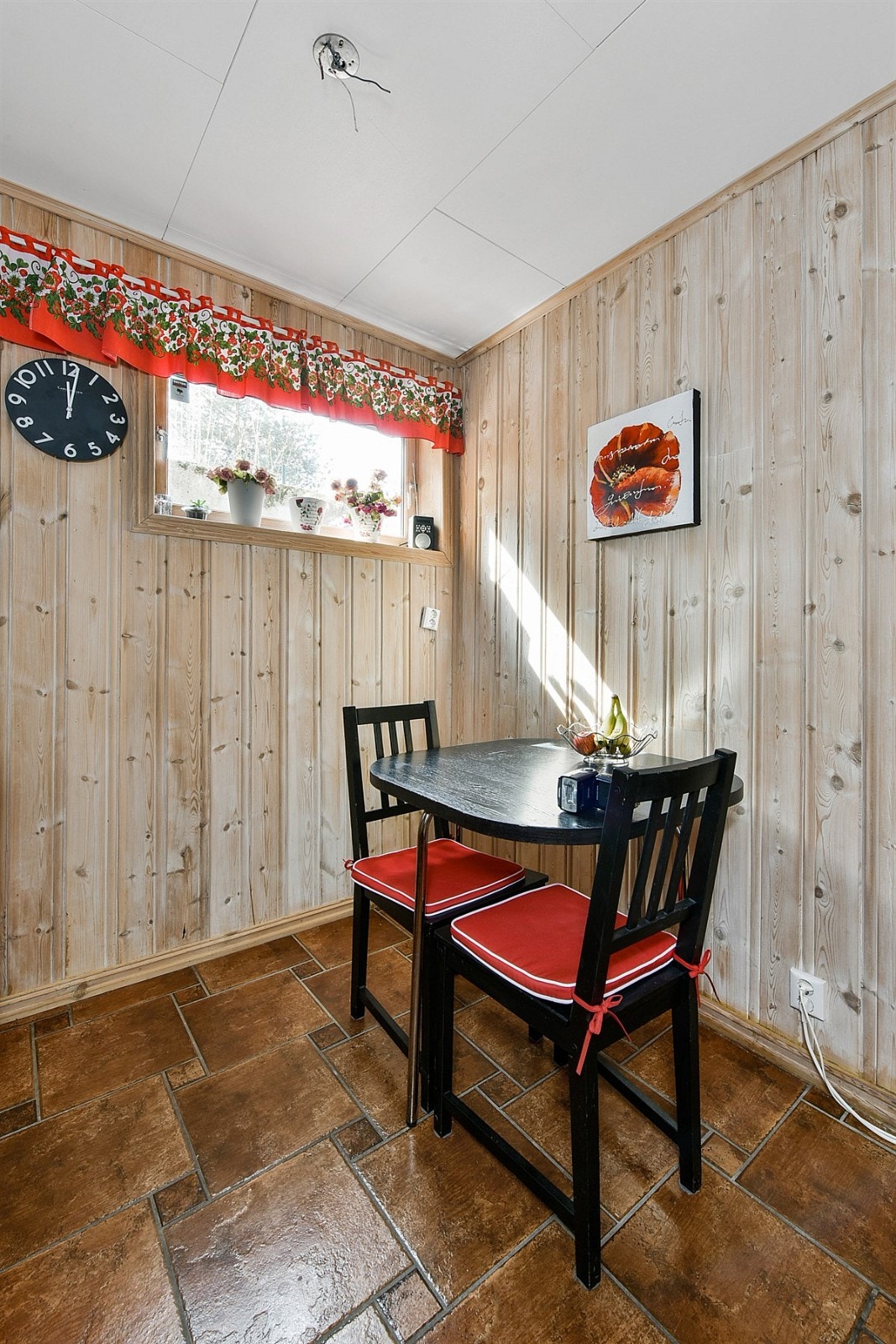 Det er plass til et spisebord på kjøkkenet. Galleribilde