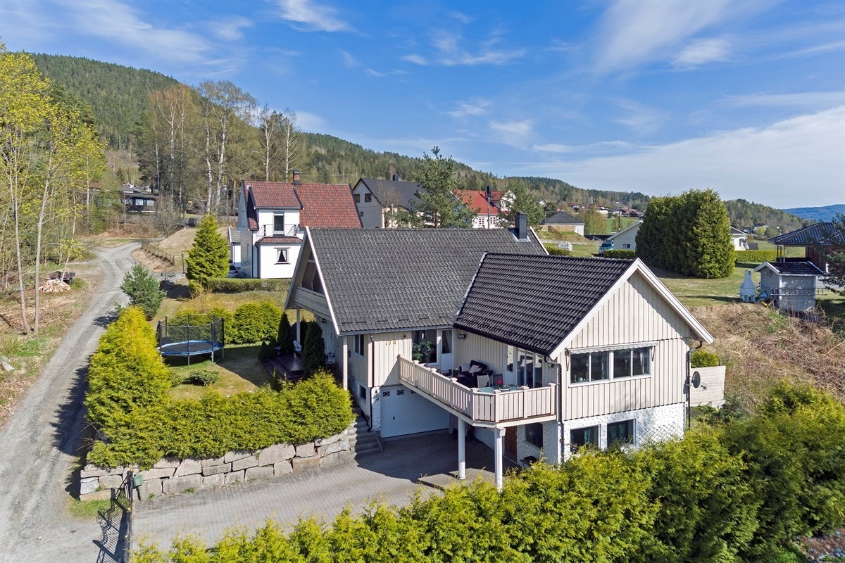 Privatmegleren ved John Granly Steen og Katrine Sunde har gleden av å presentere denne store familieboligen beliggende i Hokksund i Øvre Eiker kommune. Hoveddelen har 2 stuer og 6 soverom i tillegg til romslig hybel med estimerte leieinntekt på 10 000,-. Galleribilde