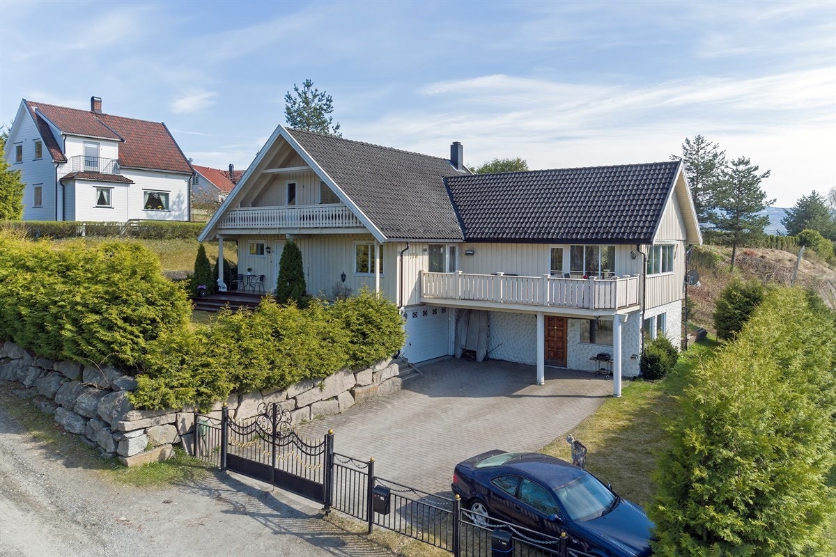 Stor garasje med mulighet for verksted og solrike uteplasser med bla jacuzzi. Nærhet til togstasjon! Galleribilde