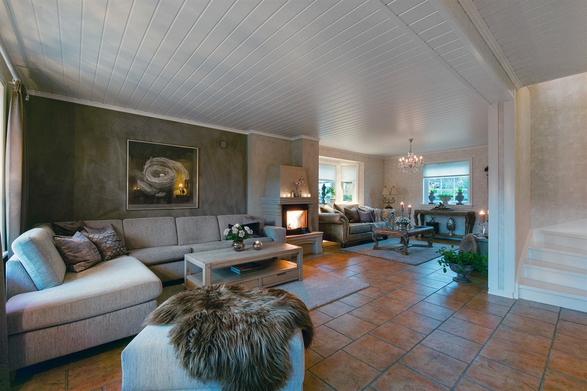 Stuen har god plass for flere sofagrupper. Galleribilde