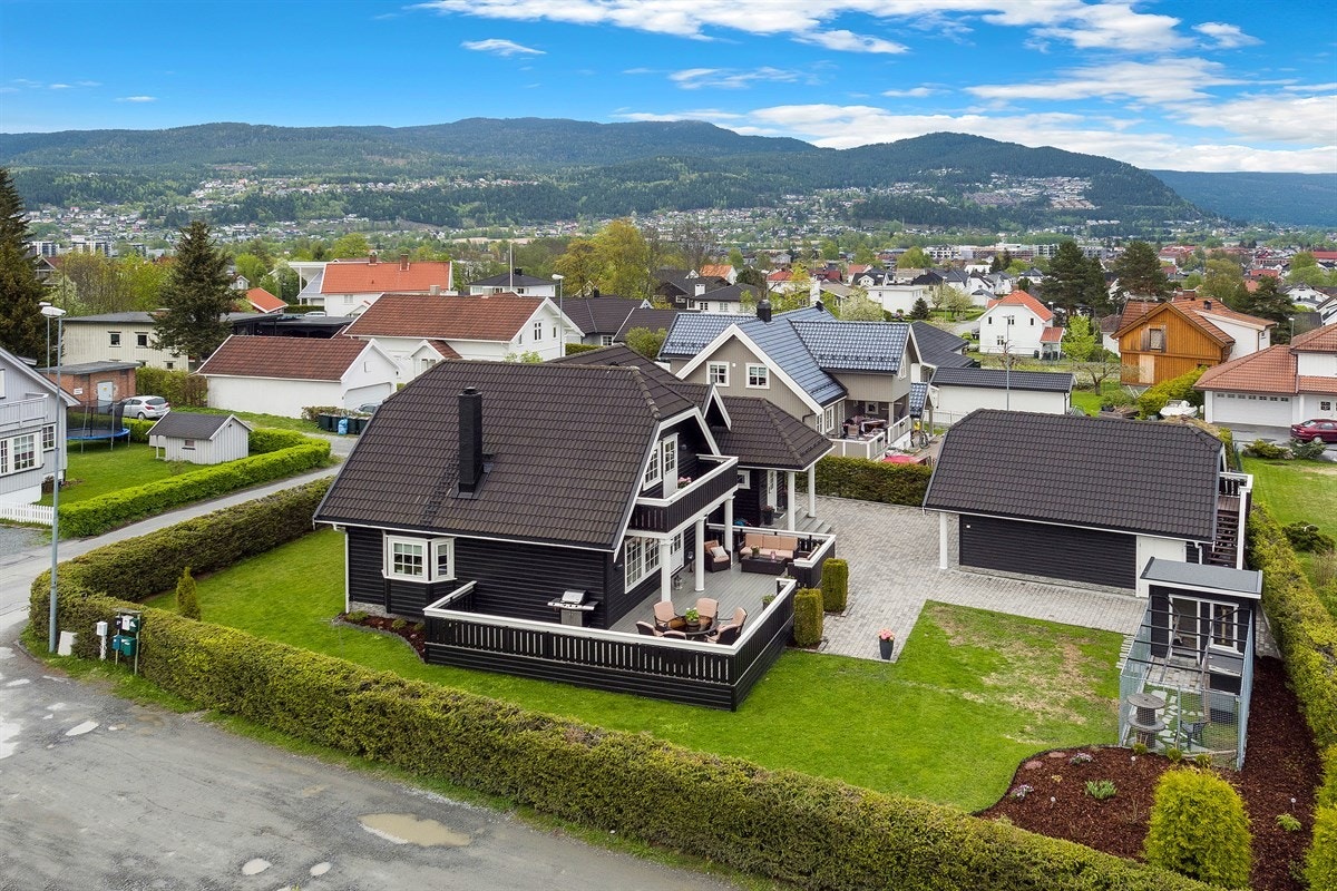 Eneboligen ligger i et barnevennlig og attraktivt boligområde i Mjøndalen i Nedre Eiker kommune. Området har nærhet til skoler, barnehager, offentlig kommunikasjon og gode servicetilbud. Galleribilde