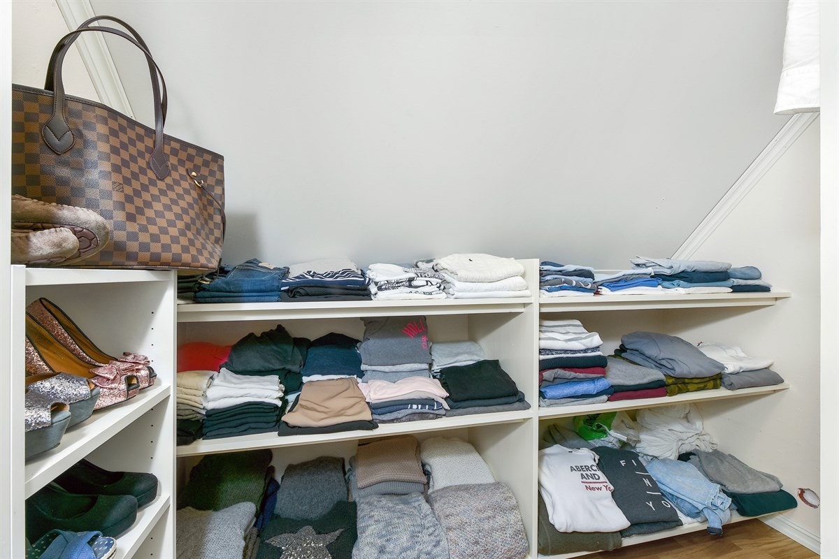 I andre etasje har soverommene tilgang til flere walk-in-closet/boder. Galleribilde