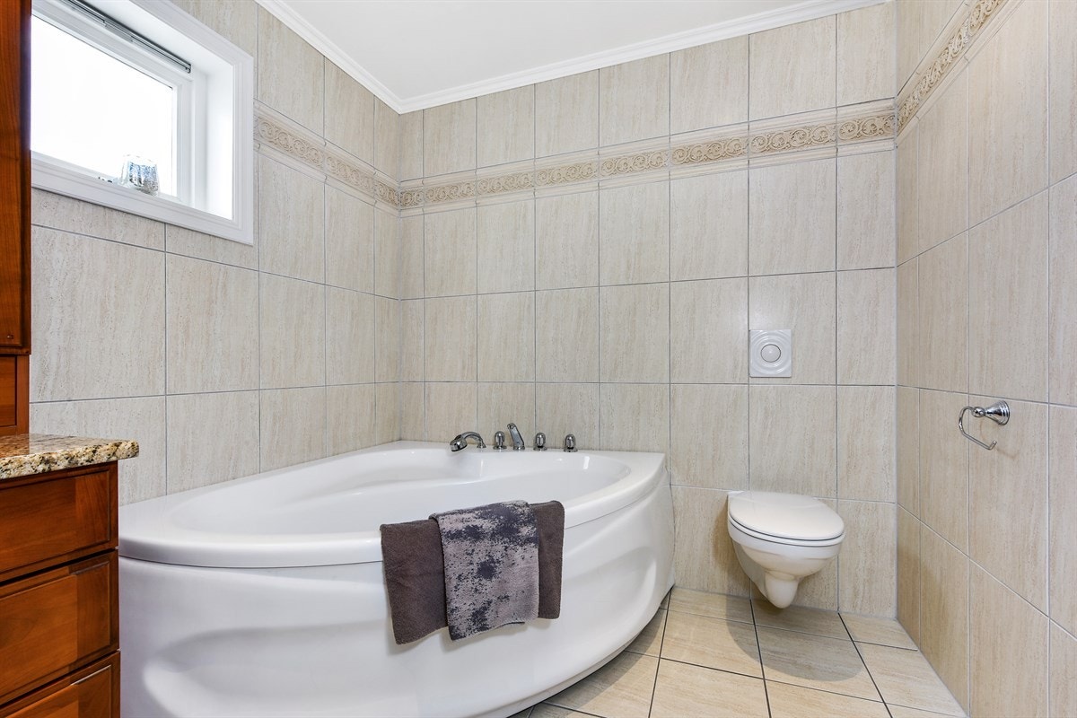 Badet i første etasje har et deilig hjørnebadekar. Galleribilde
