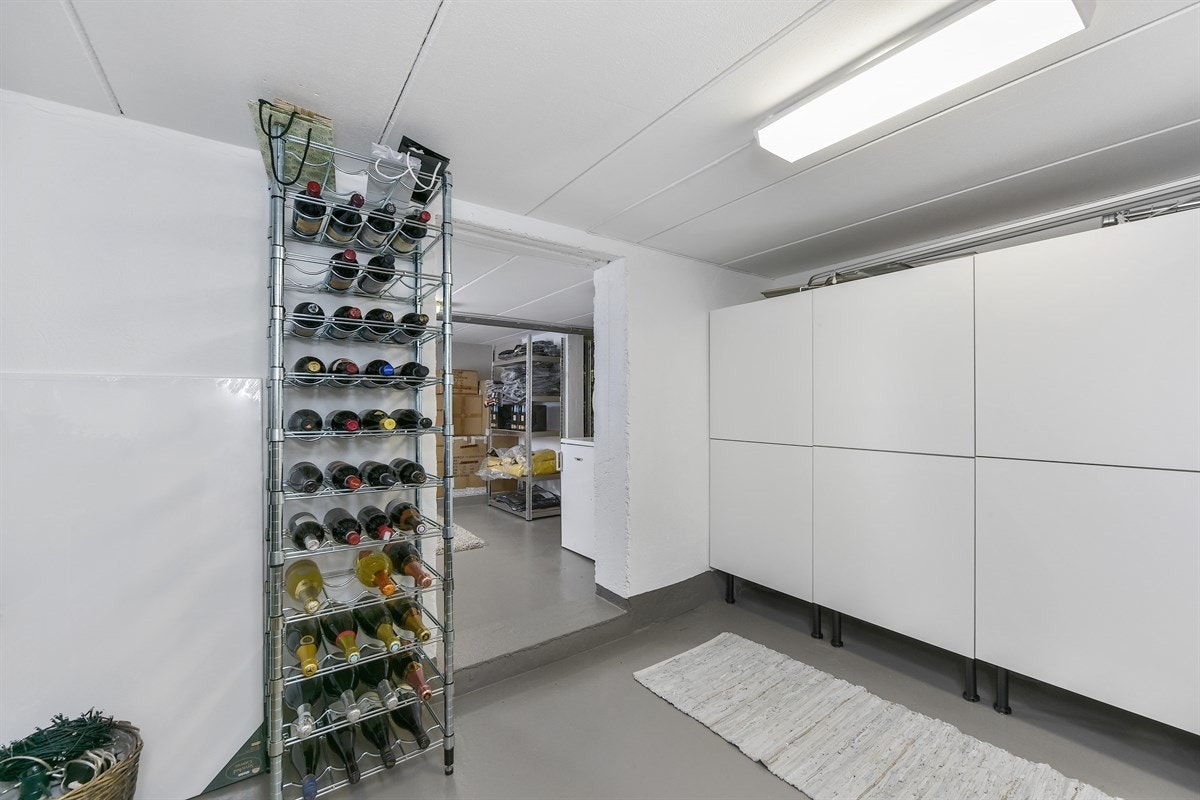 Det er god lagringsplass i boligens kjeller. Galleribilde
