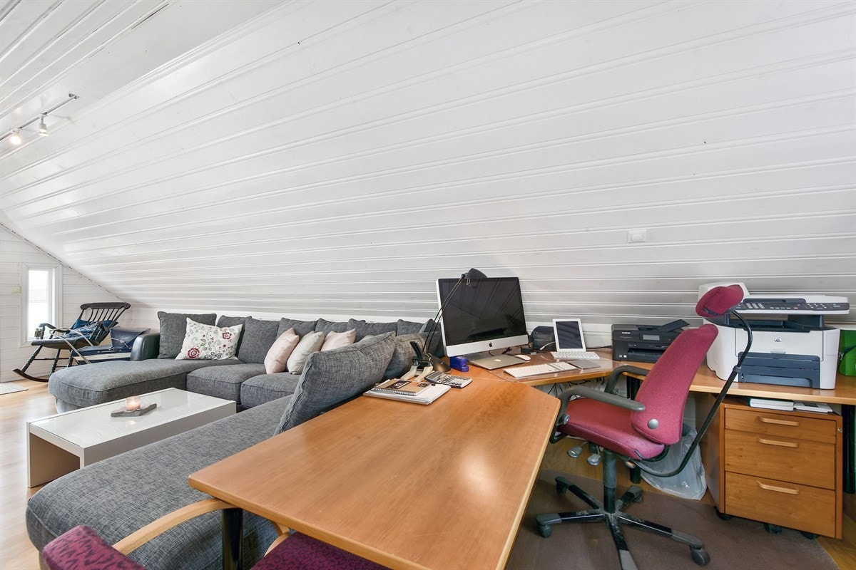 Rommet har god plass for sofagruppe og bord. Galleribilde
