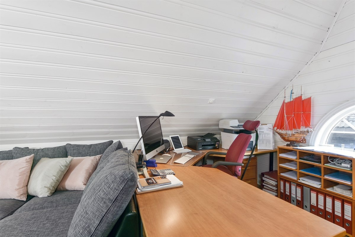 Rommet er innredet med parkett og malt panel i vegger/tak. Galleribilde