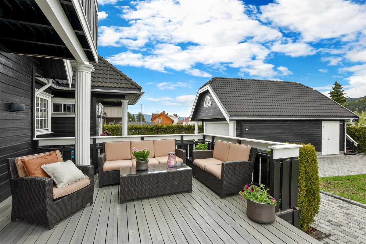 En del av terrassen er overbygd av terrasse i andre etasje. Galleribilde