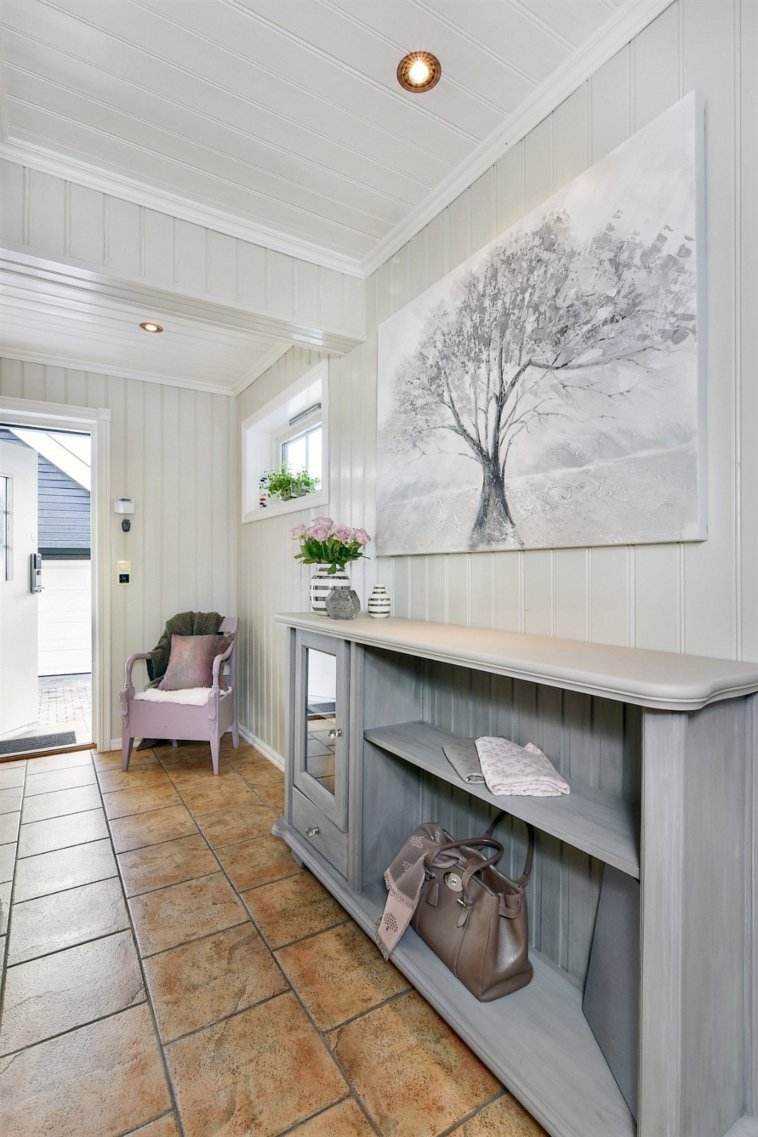 Entreen har downlights i himling og dagslys fra vindu. Galleribilde