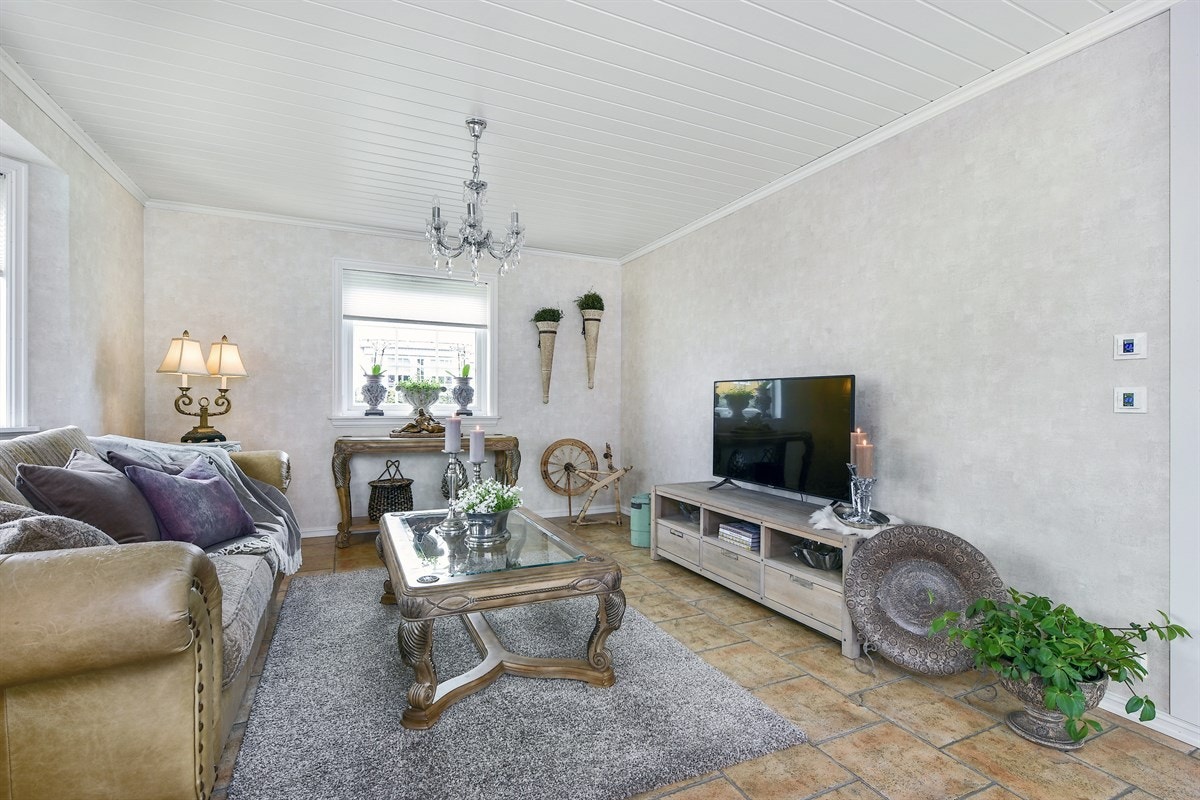 Det er rikelig med plass for flere sofagrupper. Galleribilde