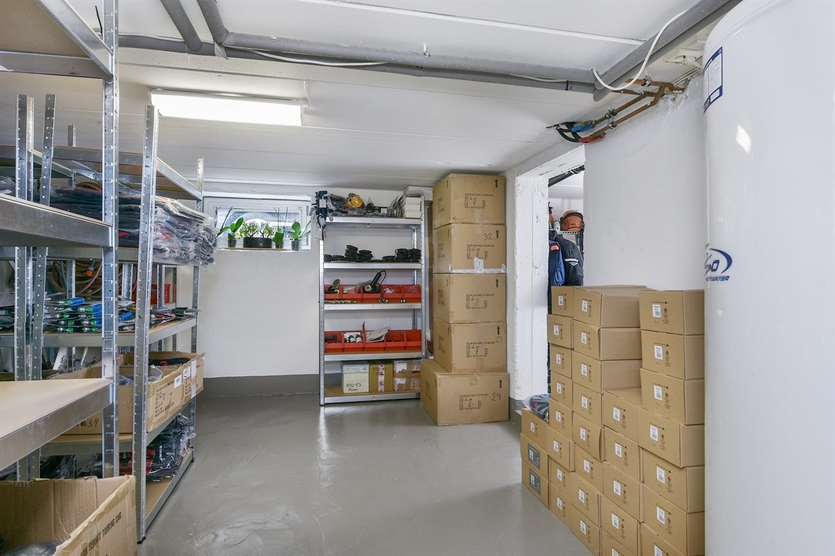 Det er god lagringsplass i boligens kjeller. Galleribilde