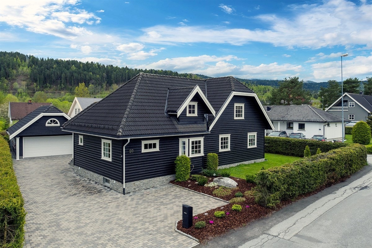 Med stor steinbelagt gårdsplass er det gode parkeringsmuligheter. Galleribilde