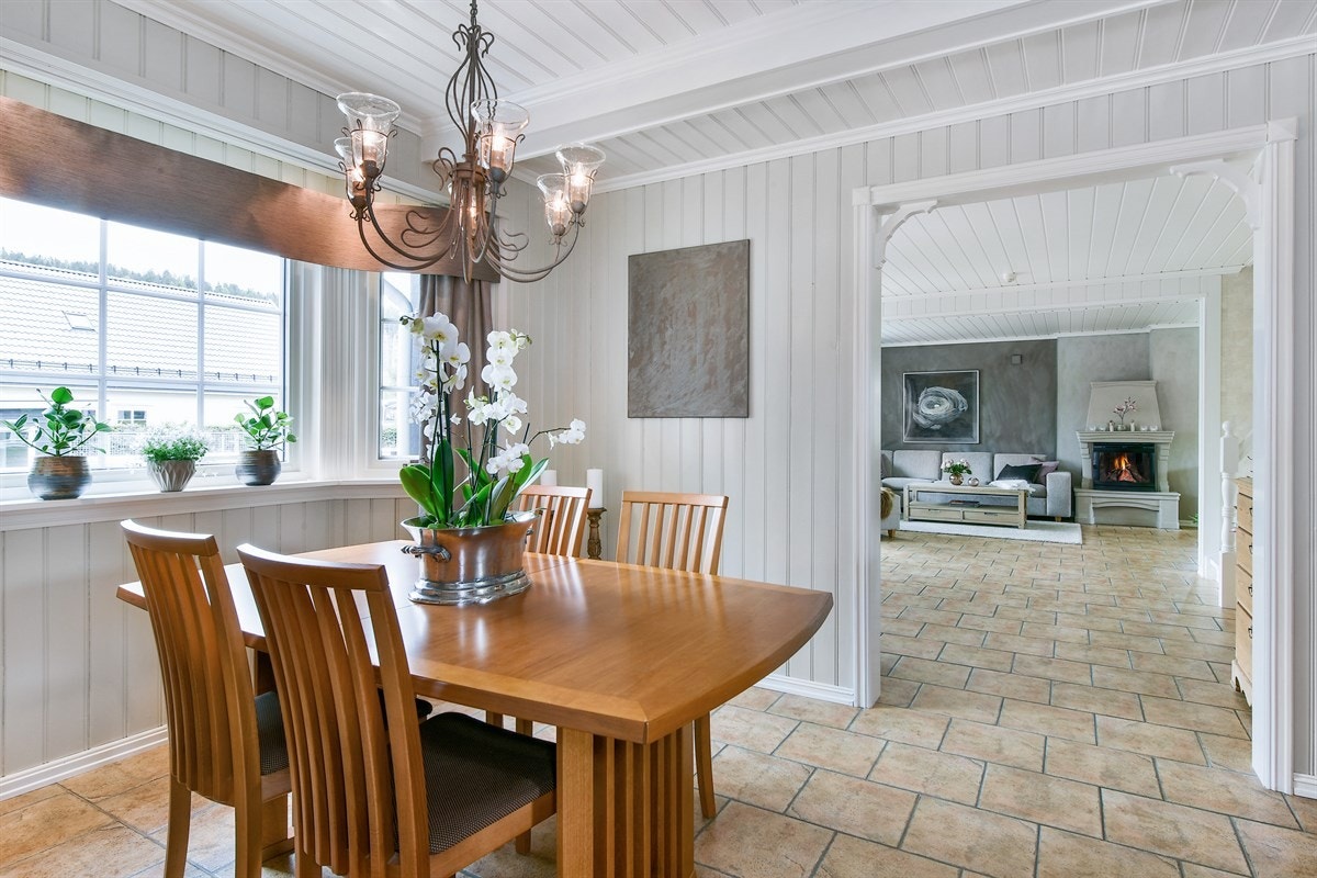 Spisestuen ligger i tilknytning til kjøkkenet og er i sannhet et flott allrom for familie og venner. Galleribilde