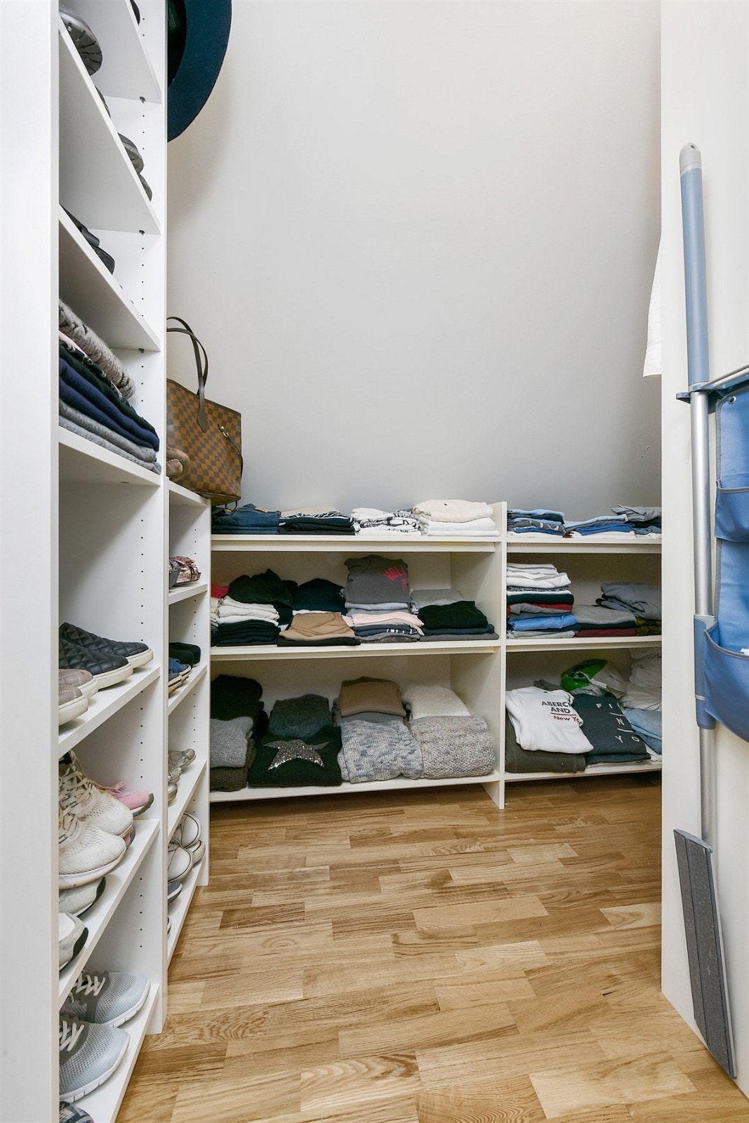 I andre etasje har soverommene tilgang til flere walk-in-closet/boder. Galleribilde