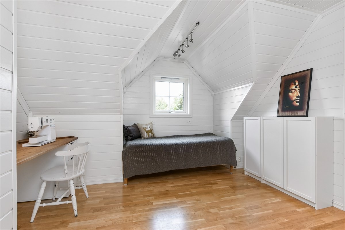 Soverom 4 med direkte adkomst til walk-in-closet. Galleribilde