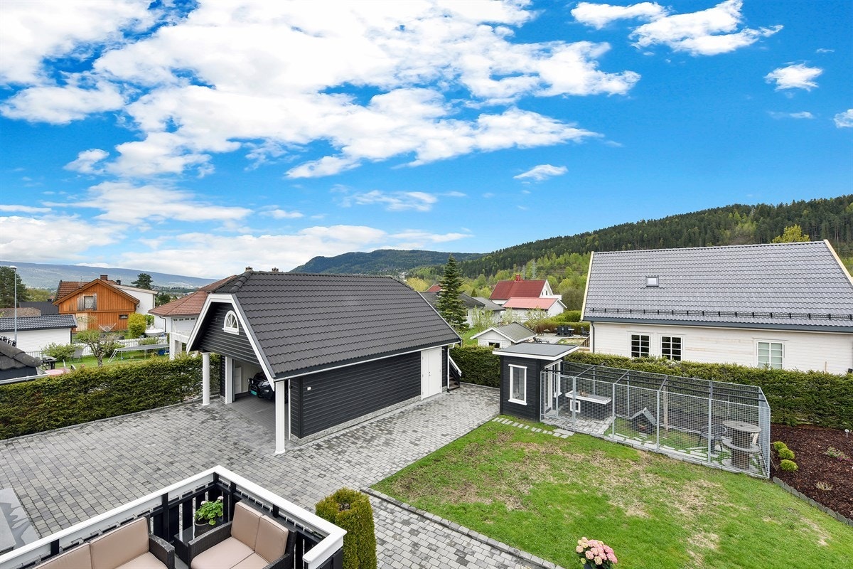 Flott utsyn mot hagen fra balkongen. Galleribilde