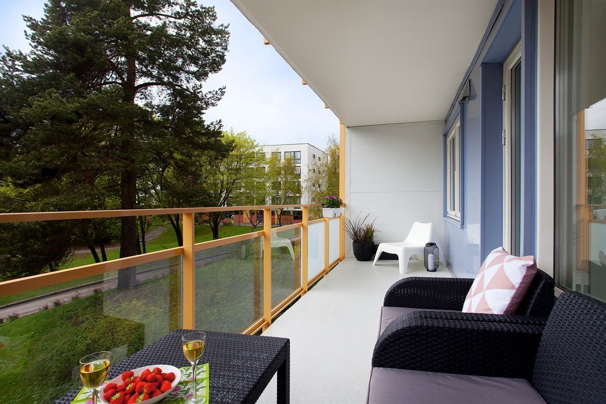 Solrik balkong som vender mot sydvest. Galleribilde