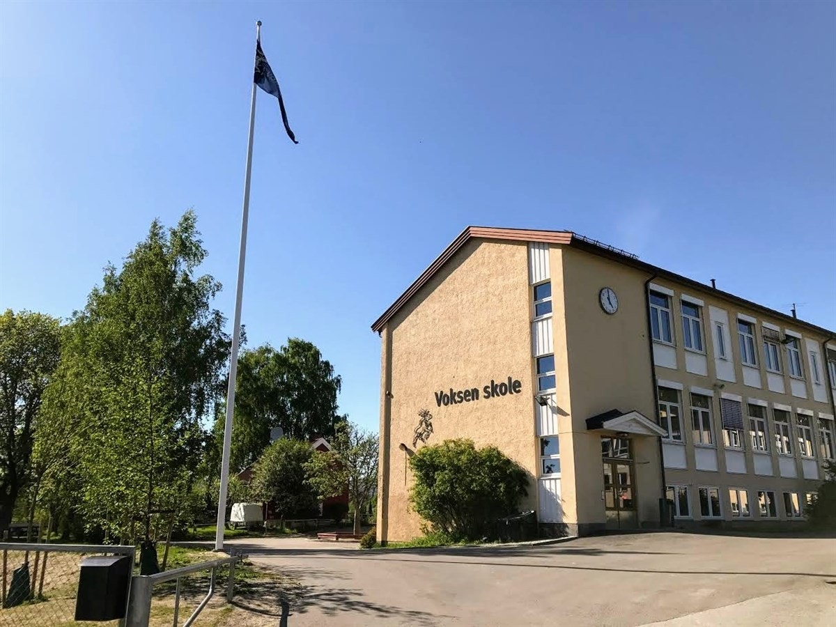 Voksen barneskole kort vei unna. Galleribilde