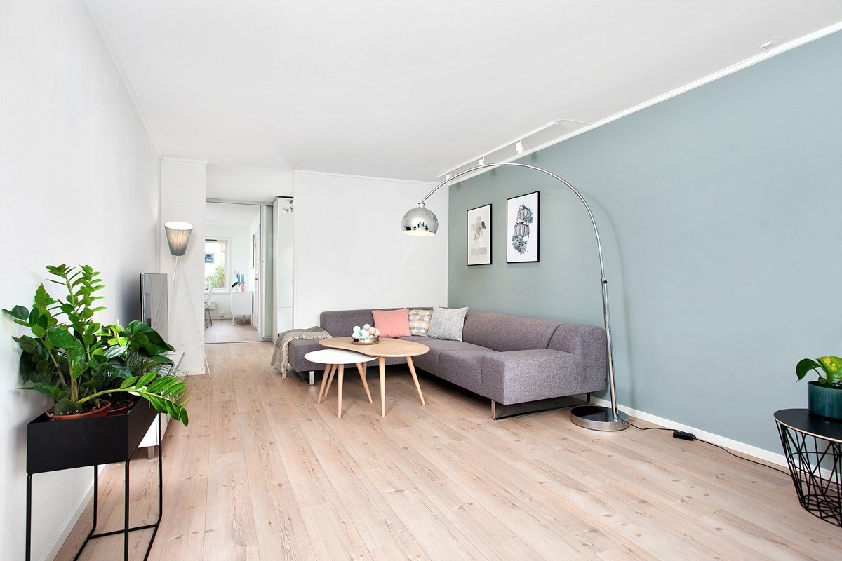 Stuen er stor og fin med masse naturlig lys fra store vinduer. Galleribilde