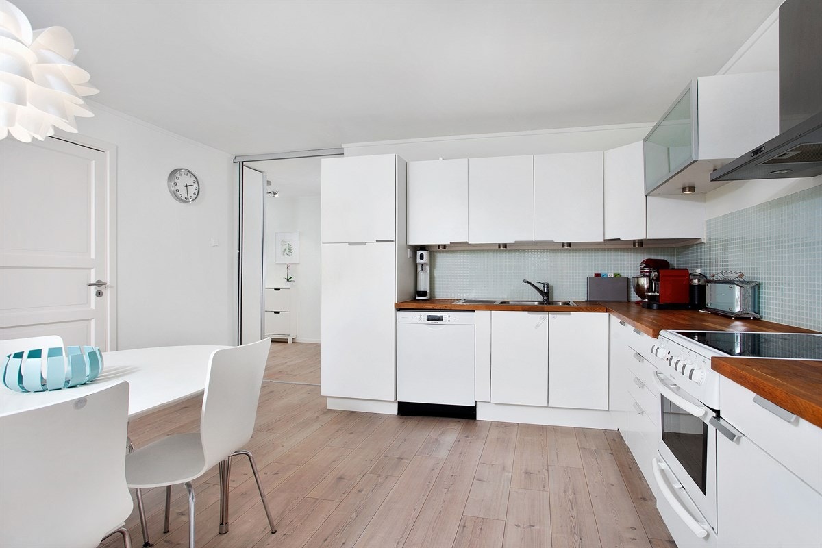 Alle hvitevarene medfølger. Så som stekeovn, kjølesskap med fryser og oppvaskmaskin. Galleribilde