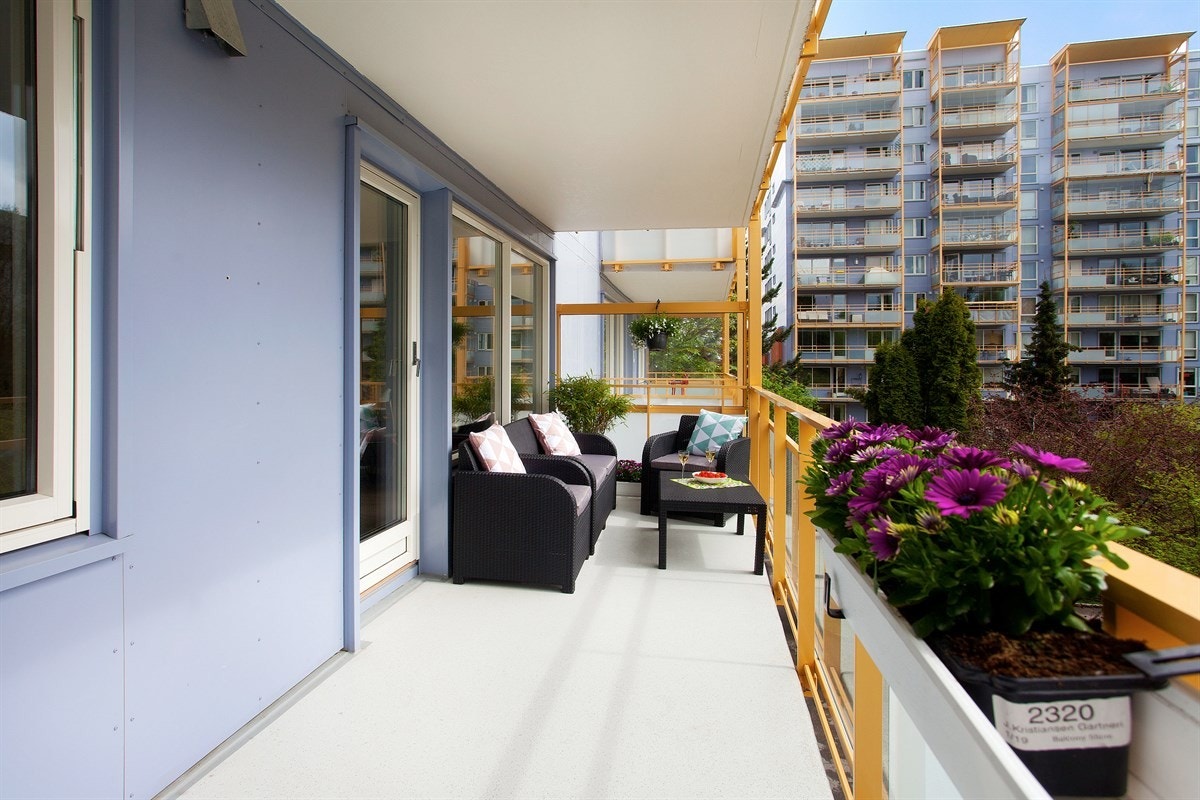 Balkongen er på hele 11 kvm og har plass til både spisebord og sofagruppe. Galleribilde
